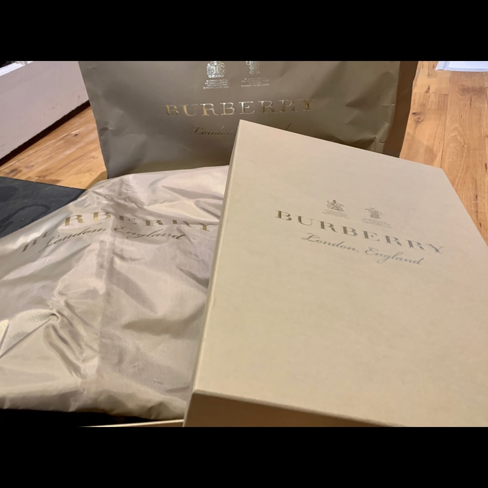 Burberry box/garment carrier/bag